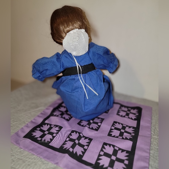 Ashton Drake Amish Blessings Rebeccah doll, includes 'quilt' - Picture 7 of 12